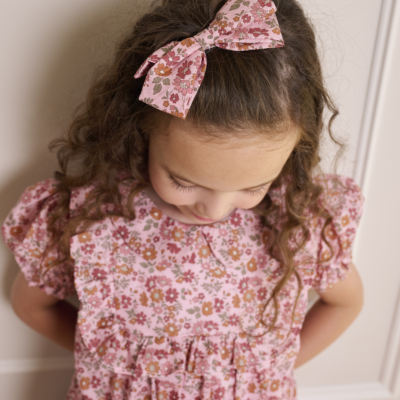 girl wearing light pink hair bow